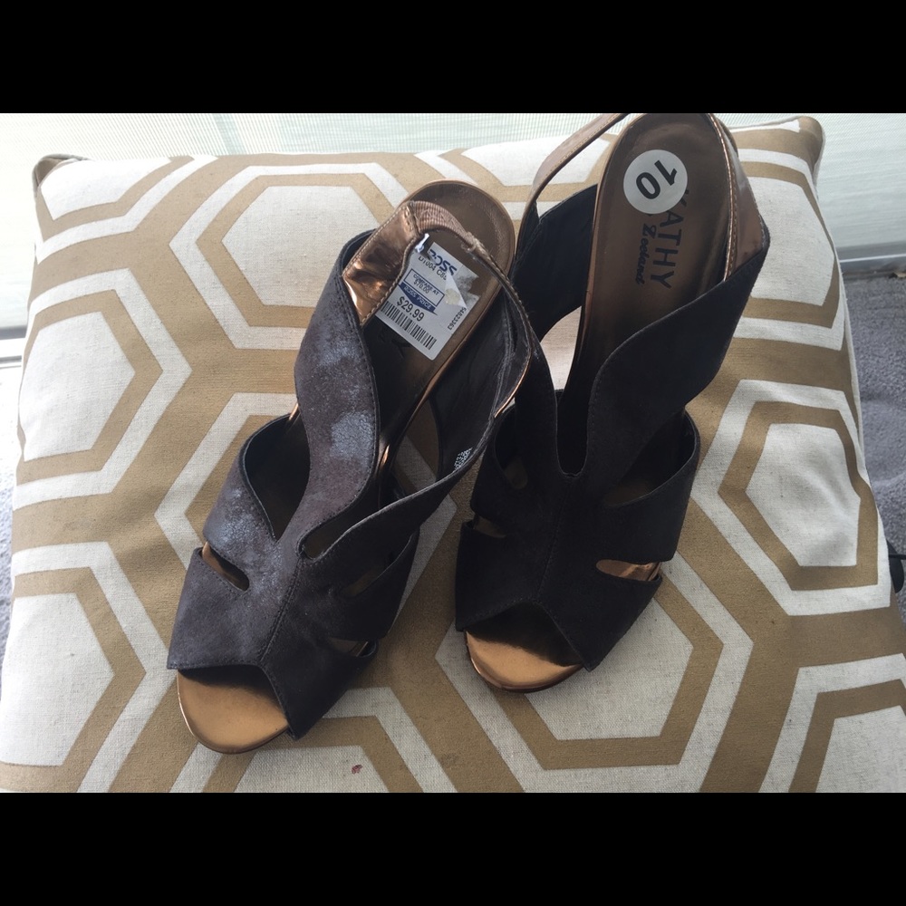 Shoe - Picture 2 of 6
